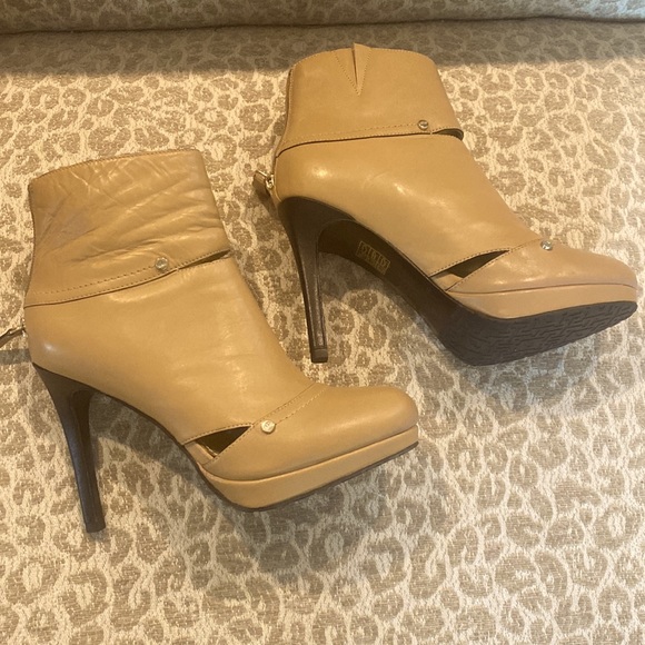 Elaine Turner camel colored soft leather booties with platform and cutouts. - Picture 4 of 6